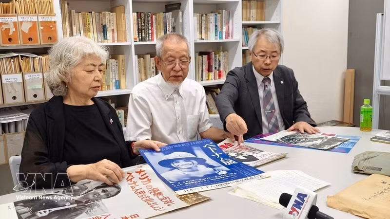 Miembros veteranos de la Asociación de Amistad Japón-Vietnam recuerdan la época en que participaron en el movimiento de apoyo a Vietnam. (Foto: VNA)
