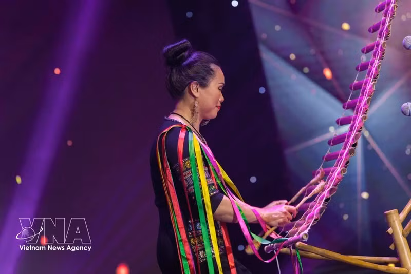 La artista Minh Ha actuando en un evento en Australia. (Foto: VNA)