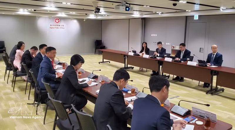 Sesión de trabajo entre la delegación del Comité Popular de Ciudad Ho Chi Minh y la Oficina de Política Digital de Hong Kong. (Foto: VNA)