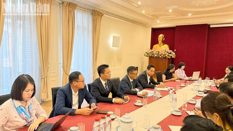El embajador vietnamita en Francia, Trinh Duc Hai, sugiere las fuentes, organizaciones e individuos en Francia que podrían apoyar la investigación y la recopilación de documentos y objetos para la construcción del Museo del PCV. (Foto: Trung Hung)