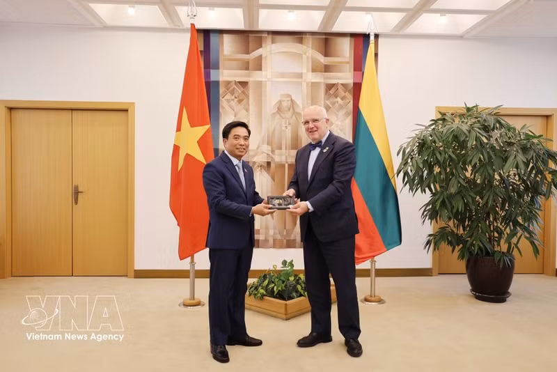 El vicepresidente de la Asamblea Nacional de Vietnam, Nguyen Doan Anh, se reúne con el presidente del Seimas (Parlamento) de Lituania, Juozas Olekas. (Foto: VNA)