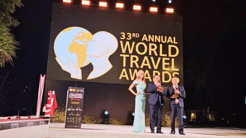Representantes del Parque Nacional Phong Nha-Ke Bang reciben los dos premios World Travel Awards 2026 el 27 de septiembre en Maldivas. (Foto: HN)