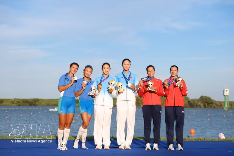 Dinh Thi Hao y Pham Thi Hue, de Vietnam (derecha), ganaron el bronce; Zhu Hongshan y Ren Wanning, de China (centro), el oro; y Anna Aksenova y Aydana Smetullaeva, de Uzbekistán, la plata en doble scull femenino de remo en ASIAD 2026, en Gifu, Japón, el 24 de septiembre. (Foto: VNA)