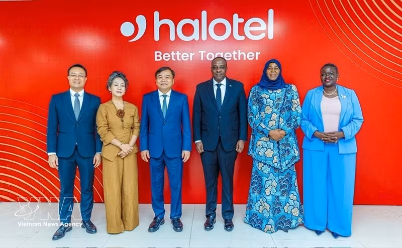 Delegados vietnamitas y tanzanos posan para una foto conmemorativa en la sede de Viettel Tanzania (Halotel). (Foto: VNA)