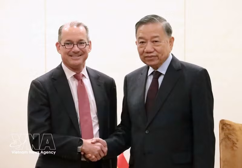 El líder vietnamita To Lam recibe a Robert (Bobby) Thomson, vicepresidente sénior y jefe de relaciones gubernamentales globales de VISA Corporation. (Foto: VNA)