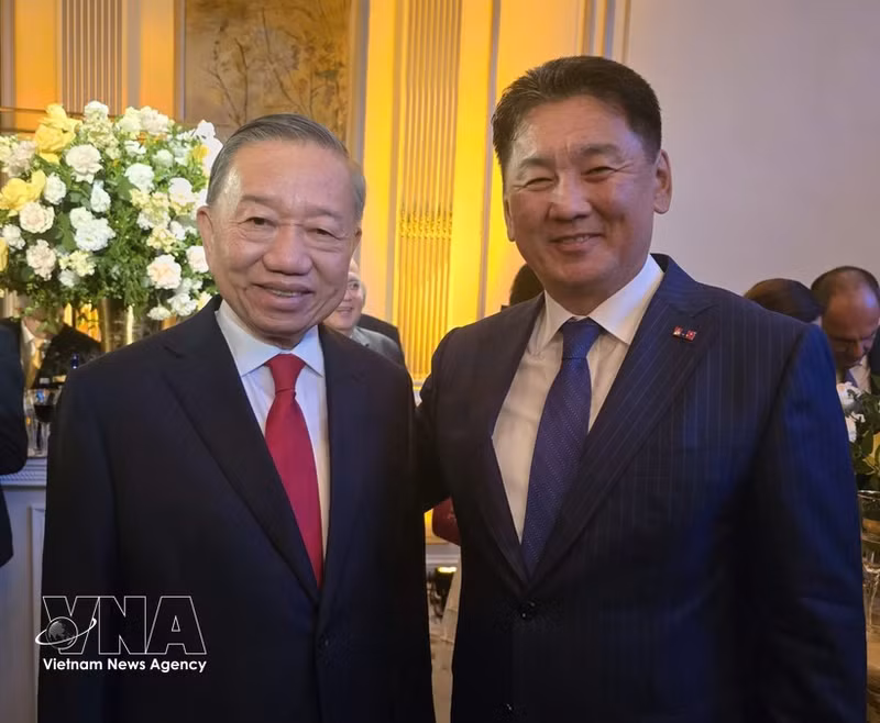 El secretario general del Partido Comunista de Vietnam y presidente del Estado, To Lam, y el presidente de Mongolia, Ukhnaagiin Khürelsükh (Foto: VNA)
