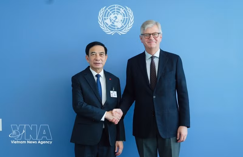 El general Phan Van Giang, viceprimer ministro y ministro de Defensa de Vietnam, y Jean-Pierre Lacroix, secretario general adjunto de la ONU para Operaciones de Paz (Foto: VNA)