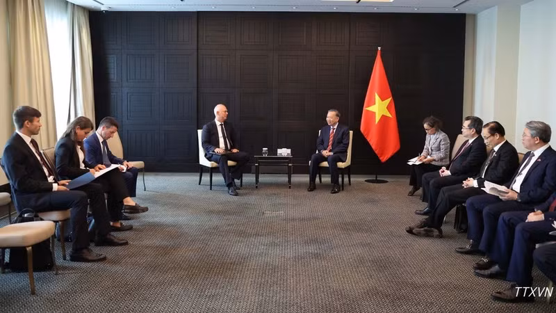 El secretario general del Partido Comunista y presidente de Vietnam, To Lam, recibe al director general del Fondo Ruso de Inversión Directa, Kiril Dmitriev. (Foto: VNA)