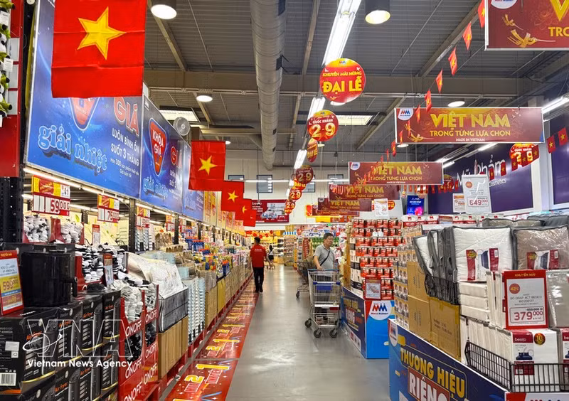 El supermercado MM Mega Market An Phu en Ciudad Ho Chi Minh está brillantemente decorado para el Día Nacional. (Foto: VNA)