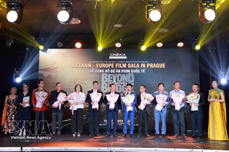 El equipo de filmación y los patrocinadores en el evento (Foto: VNA)