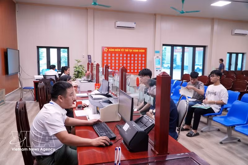 Las autoridades de nivel comunal de la provincia de Hung Yen gestionan directamente 422 trámites administrativos, de los cuales 54 corresponden al ámbito de la justicia. (Foto: VNA)