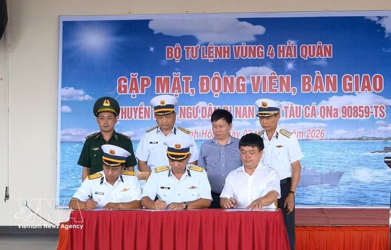 Las autoridades de la Región Naval 4, en coordinación con representantes del gobierno local de Da Nang, la Guardia Fronteriza y las familias, completan los trámites y entregan a los 32 pescadores conforme a la normativa vigente. (Foto: VNA)