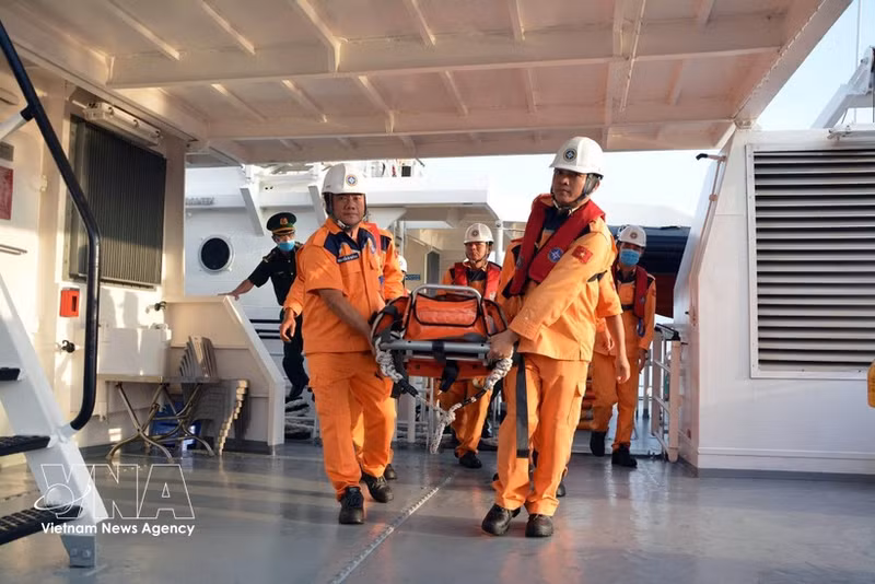 Trasladan a un paciente extranjero a tierra para recibir tratamiento médico. (Foto: VNA)