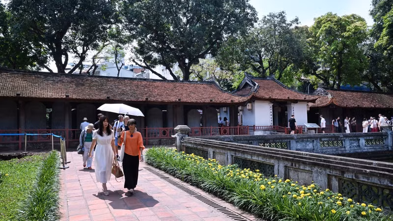 Turistas visitan el Monumento Nacional Especial Van Mieu-Quoc Tu Giam (Hanói). (Foto: Tran Hai)