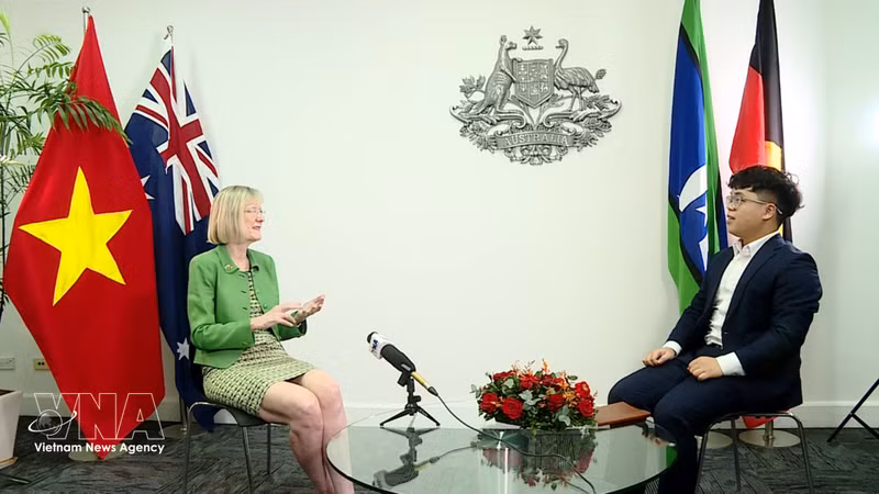 La embajadora australiana en Vietnam, Gillian Bird, ofrece la entrevista con la VNA. (Foto: VNA)
