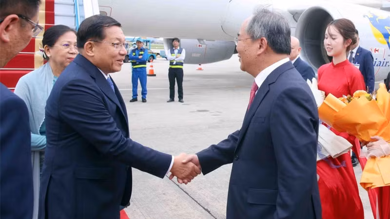 El jefe de la Oficina Presidencial, Le Khanh Hai, recibe al presidente de Myanmar, Min Aung Hlaing, y su esposa en el Aeropuerto Internacional Noi Bai de Hanói. (Foto: VNA)