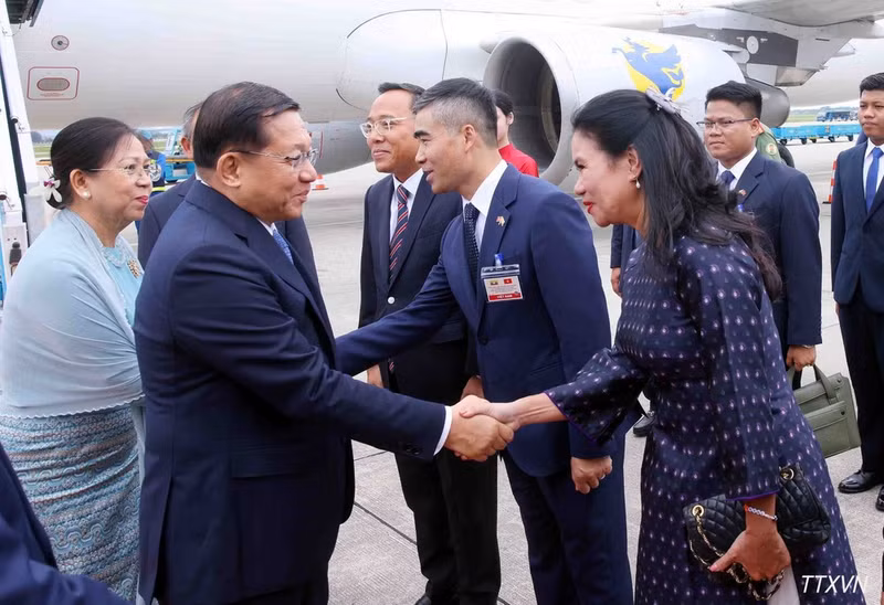 El presidente de Myanmar, Min Aung Hlaing, y su esposa, Kyu Kyu Hla, llegan a Hanói para iniciar su visita oficial a Vietnam, que tiene lugar del 4 al 6 de septiembre. (Foto: VNA)
