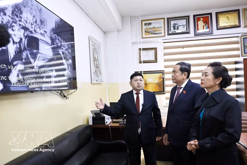 El presidente de la Asamblea Nacional de Vietnam, Tran Thanh Man, y su esposa escuchan la presentación de documentos sobre Ho Chi Minh en la Sala Tradicional de la escuela. (Foto: VNA)