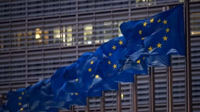 La bandera de la UE ondea frente a la sede de la Comisión Europea en Bruselas, Bélgica. (Foto: Xinhua)