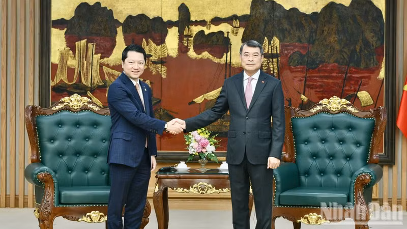 El primer ministro vietnamita, Le Minh Hung, recibe al ministro de Inspección de Camboya, Sok Soken (Foto: Nhan Dan)