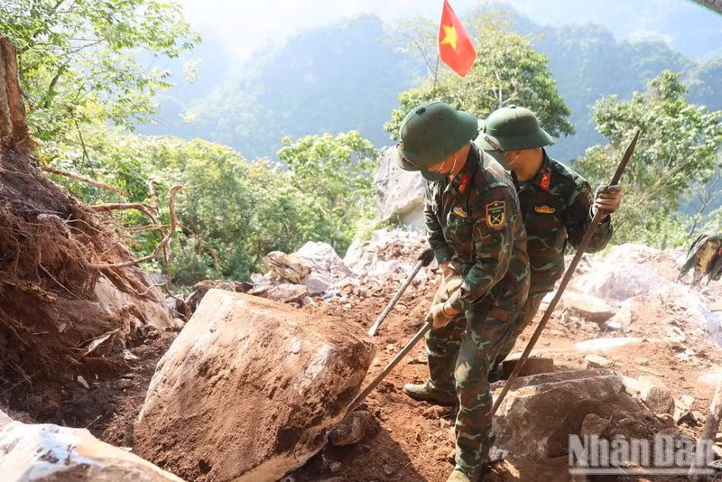 El escarpado terreno montañoso, con numerosas cuevas derrumbadas, dificulta enormemente la búsqueda de los mártires en la Colina 685. (Foto: Khanh Toan)