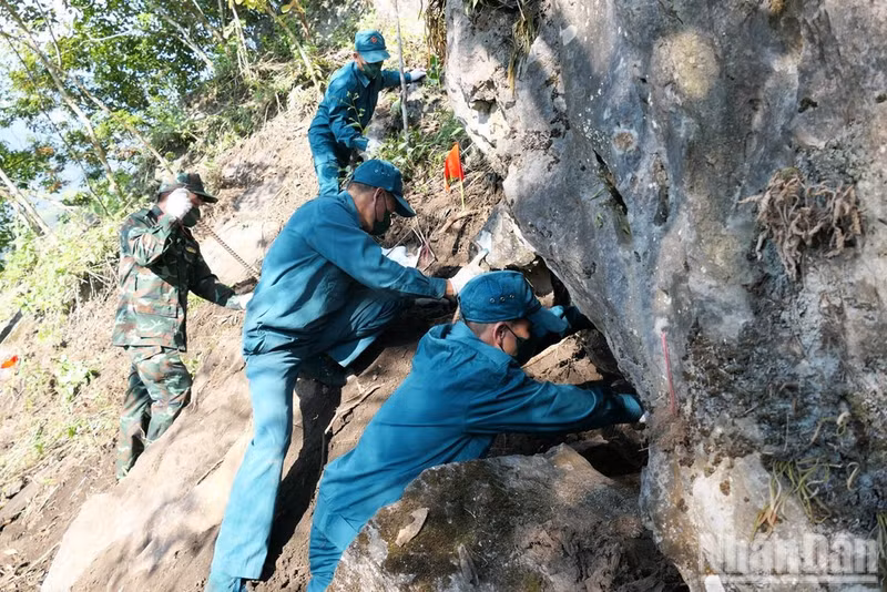Capa tras capa de tierra y roca, los militares registran las cuevas taponadas con la esperanza de llevar a sus compañeros de vuelta a casa. (Foto: Khanh Toan)