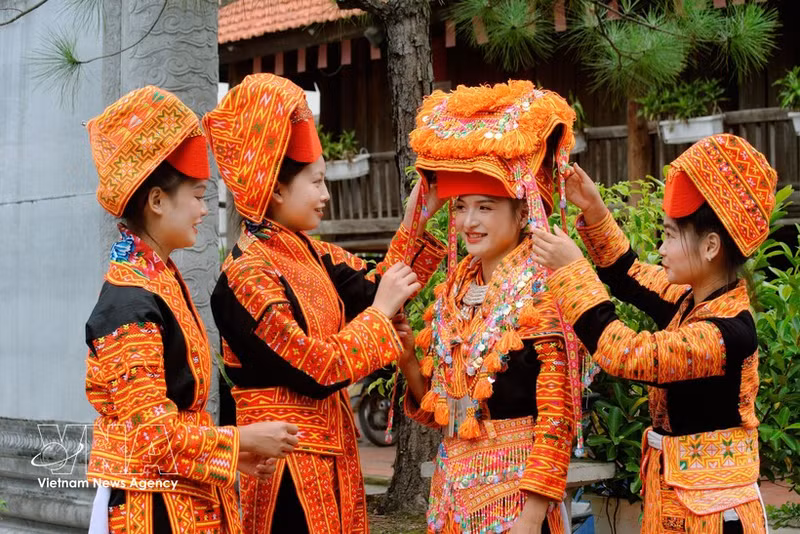 Jóvenes de la etnia Red Dao, originarias de la comuna de Van Son, provincia de Bac Ninh, con vestimenta tradicional. (Foto: VNA)