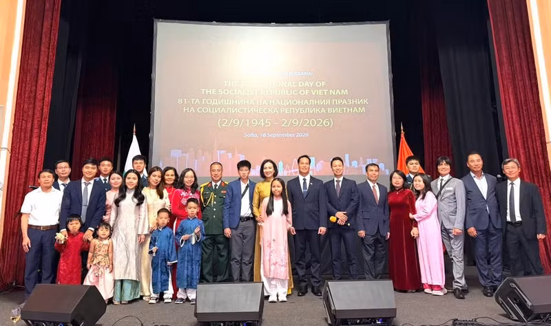 Funcionarios de la embajada de Vietnam en Bulgaria posan para una foto conmemorativa. (Foto: Embajada de Vietnam en Bulgaria)