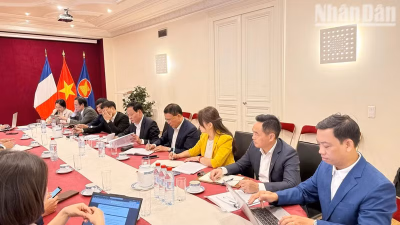 La delegación informa sobre el Proyecto del Museo del PCV, sus objetivos y plan de investigación y estudio en Francia. (Foto: Khai Hoan)