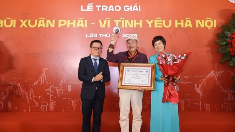 El reconocido músico Tran Tien fue galardonado con el Gran Premio, la máxima distinción del Premio Bui Xuan Phai - Por el Amor de Hanói 2025. (Foto: Nhan Dan)