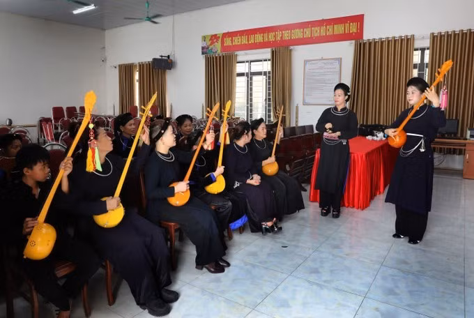 Enseñanza del canto Then a los miembros del club del canto Then y el instrumento musical Tinh en la comuna de Luc Ngan, de la provincia de Bac Ninh. (Foto: VNA)