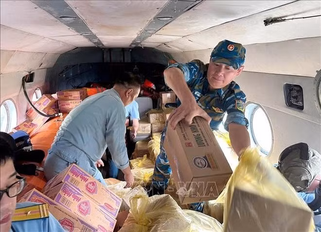 Pilotos trasladan mercancías desde helicópteros a lugares de las comunas de Van Nham y Yen Binh que están aislados debido a las inundaciones. (Foto: VNA)