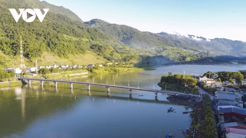 Vista de Muong Lay, cuando el agua alcanza una alta cota en el lago-hidroeléctrica. (Foto: VOV)