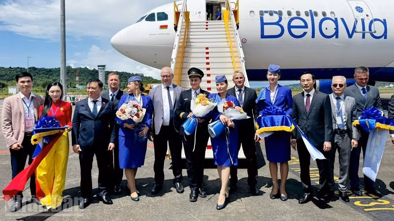 Líderes de la provincia de An Giang y representantes de Belavia Airlines en la inauguración de la ruta Minsk-Phu Quoc.