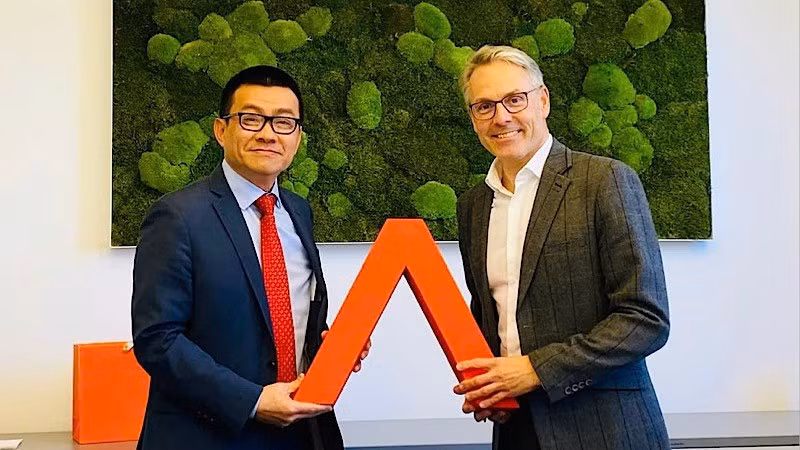 El embajador vietnamita en Austria, Vu Le Thai Hoang, se reúne con Rene Tritscher, director de la Agencia Austriaca de Asesoramiento Empresarial.