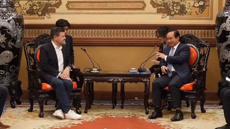El presidente del Comité Popular de Ciudad Ho Chi Minh, Nguyen Van Duoc, en la reunión con el vicepresidente de Nasdaq, Robert H. McCooey.