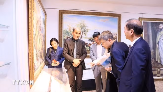 Una delegación de la Revista Comunista visita el Museo de Veteranos de Guerra de Argelia. (Foto: VNA)