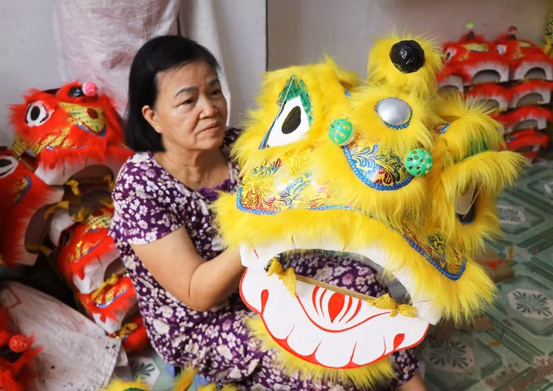 La familia de Truong Thi Kim Chi, del barrio de Phu Xuan, ciudad de Hue, fabrica pequeñas cabezas de león para vender con motivo del Festival del Medio Otoño de 2025.