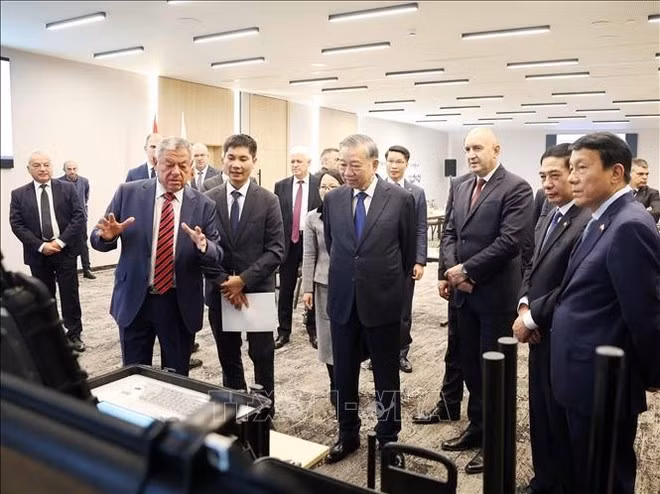 Representane de Samel 90 presenta al secretario general To Lam y el presidente de Bulgaria, Rumen Radev, productos de la empresa. (Foto: Thong Nhat/VNA)