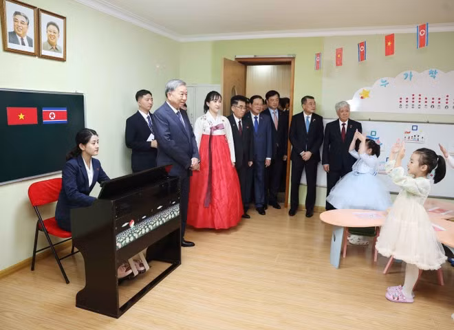 El secretario general del Partido Comunista de Vietnam, To Lam, visita el aula que lleva el nombre del Presidente Ho Chi Minh (Foto: VNA)