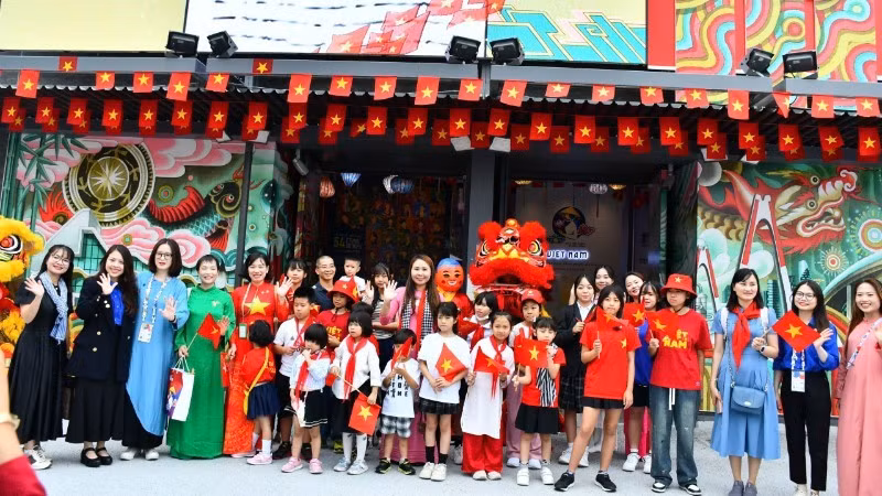 Estudiantes y profesores de la Escuela de Lengua Vietnamita Cay Tre participan en el programa.