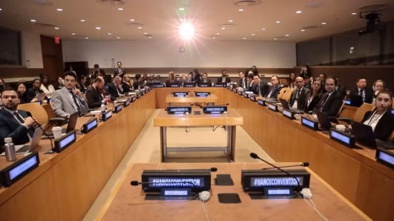 Delegados en el evento “El camino a Hanói: Ceremonia de apertura de la firma de la Convención de las Naciones Unidas contra el Cibercrimen - Honrar el multilateralismo por un futuro digital seguro”, el 22 de septiembre de 2025 (hora local). (Foto: VNA)