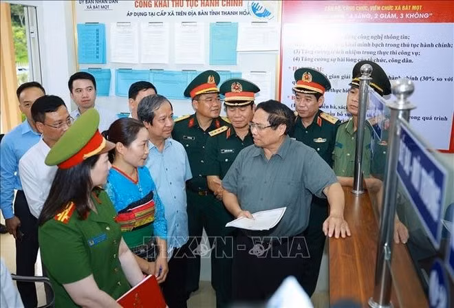 El primer ministro de Vietnam, Pham Minh Chinh, inspecciona el trabajo en el centro de servicios administrativos públicos de la comuna de Bat Mot, provincia de Thanh Hoa. (Foto: VNA)