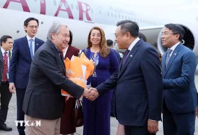 El secretario general de la Organización de las Naciones Unidas (ONU), António Guterres, llega a Hanói para comenzar su visita oficial a Vietnam y participar en la ceremonia de firma de la Convención de Hanoi. (Foto: VNA)