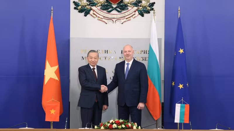 El secretario general del Partido Comunista de Vietnam, To Lam (izquierda), se reúne con el primer ministro de Bulgaria, Rosen Zhelyazkov (Foto: VNA)