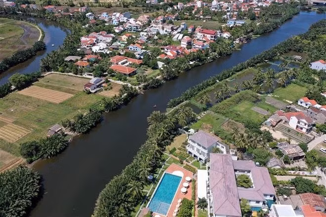 Canales y arroyos con cocoteros creciendo en ambas orillas recorren áreas residenciales. (Foto: VNA)