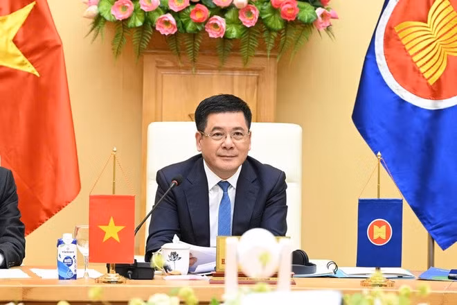 El ministro de Industria y Comercio, Nguyen Hong Dien, encabeza la delegación vietnamita en la sesión virtual sobre ATIGA. (Fotografía: VGP)