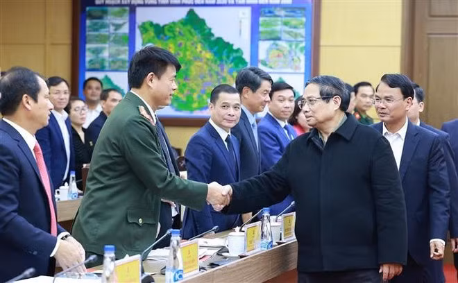 El primer ministro Pham Minh Chinh trabaja con el Buró Ejecutivo del Comité partidista de Vinh Phuc sobre el desarrollo socioeconómico de la provincia. (Foto: VNA)