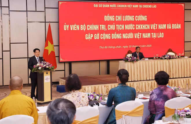 El presidente de Vietnam, Luong Cuong, en el encuentro con representantes de asociaciones, empresarios, intelectuales y la comunidad coterránea en Laos (Fuente: VNA) El presidente de Vietnam, Luong Cuong, en el encuentro con representantes de asociaciones, empresarios, intelectuales y la comunidad coterránea en Laos (Fuente: VNA)