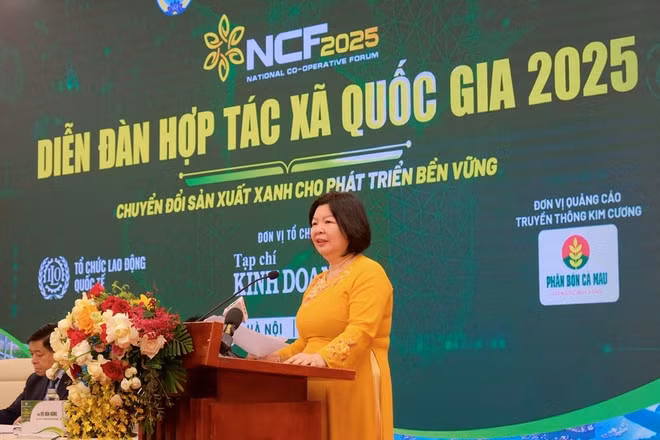 La presidenta de la Alianza de Cooperativas de Vietnam, Cao Xuan Thu Van, pronuncia el discurso de apertura del foro. (Foto: VNA)